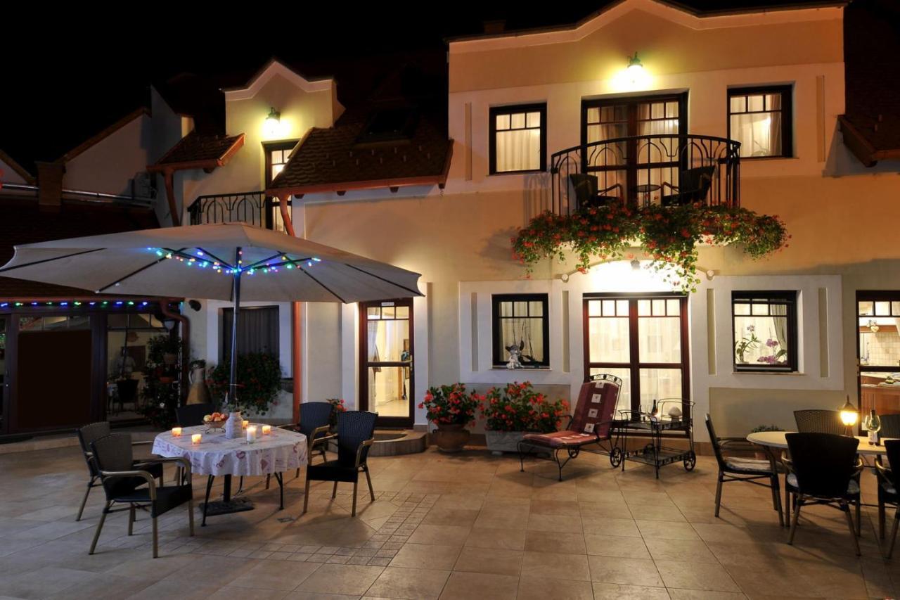 Patria Panzio Bed & Breakfast Eger Exterior photo