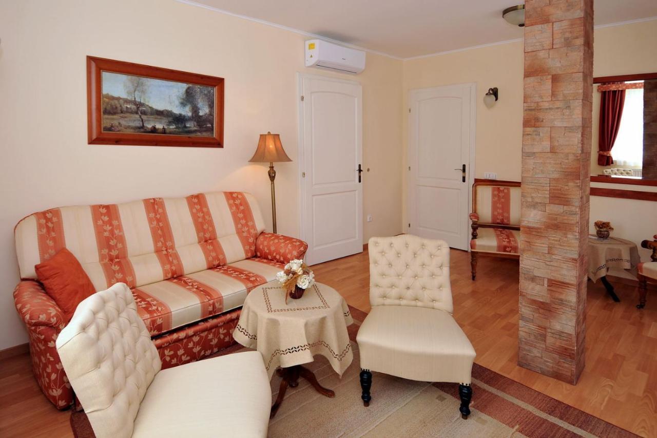 Patria Panzio Bed & Breakfast Eger Exterior photo