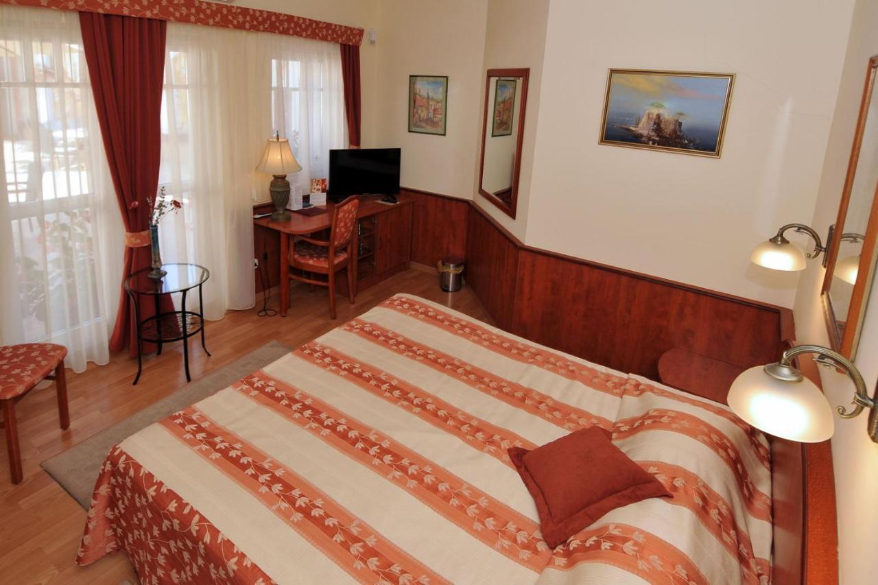 Patria Panzio Bed & Breakfast Eger Exterior photo