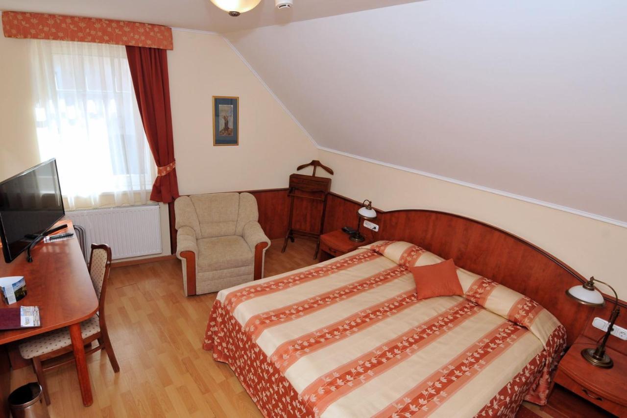 Patria Panzio Bed & Breakfast Eger Exterior photo