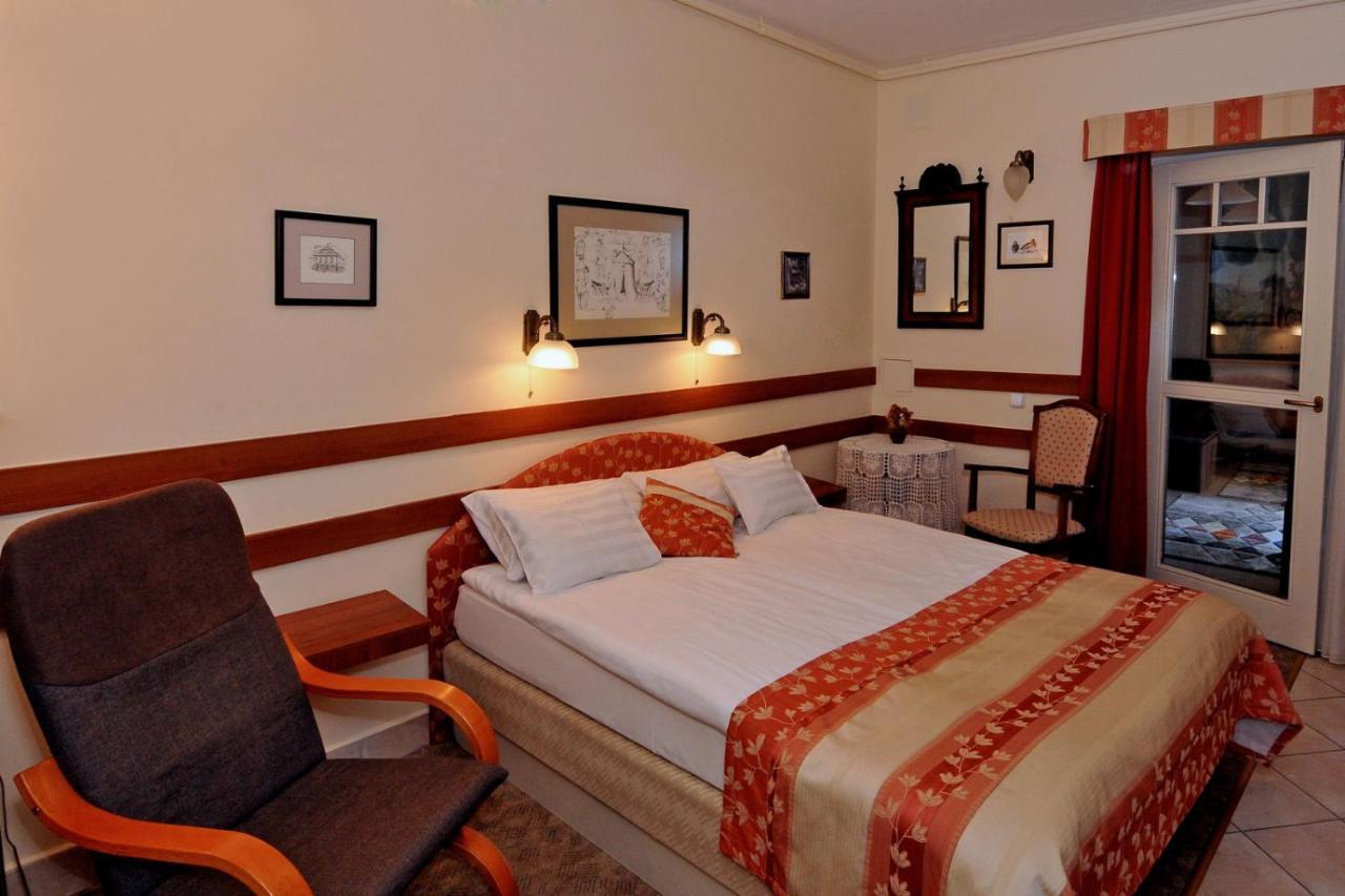 Patria Panzio Bed & Breakfast Eger Exterior photo