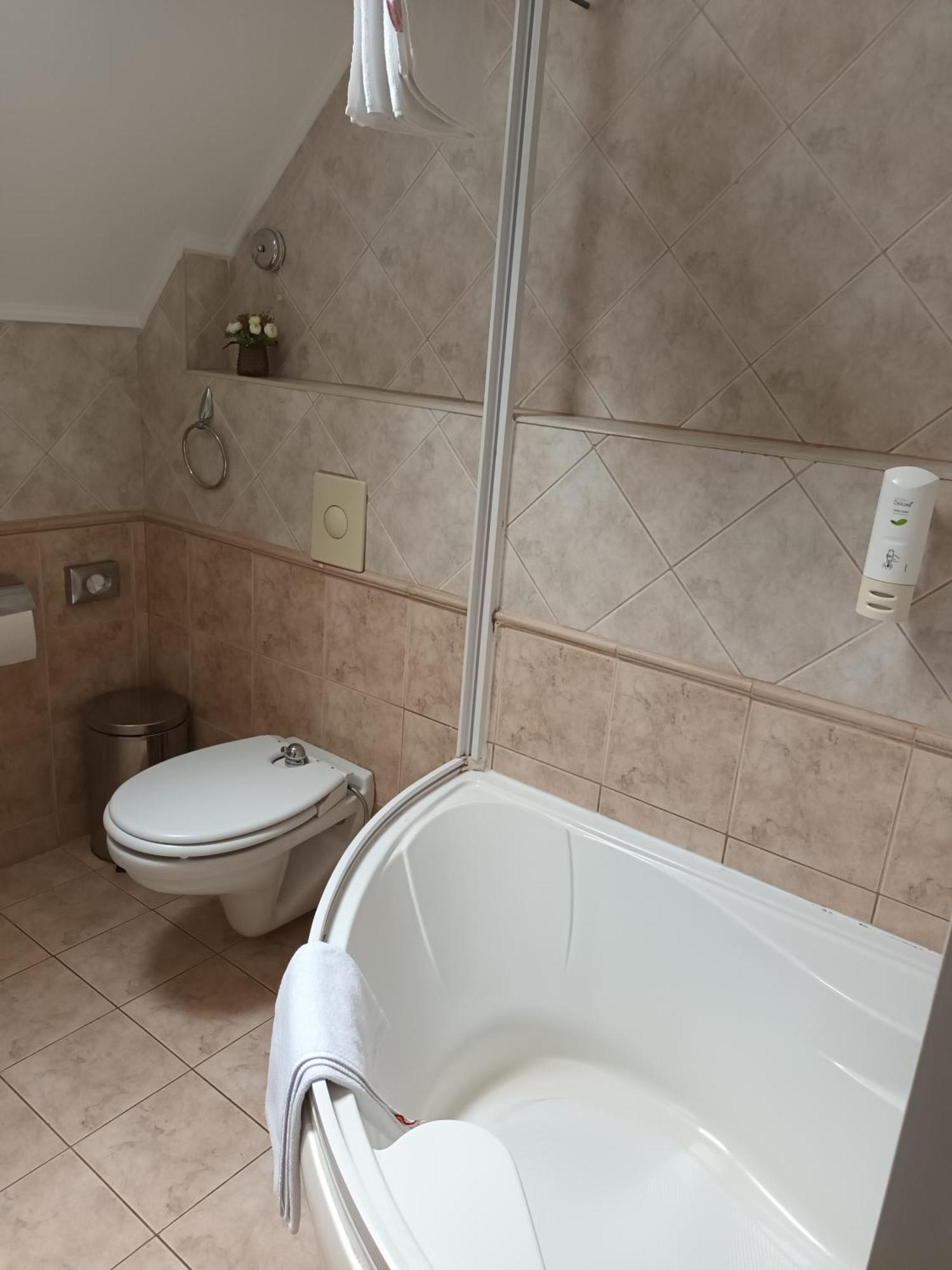 Patria Panzio Bed & Breakfast Eger Exterior photo